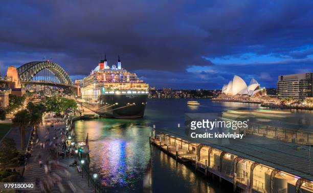 queen mary 2, sydney opera house und sydney harbour bridge, australien - kelvinjay stock-fotos und bilder