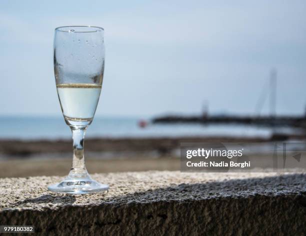 acqua nel bicchiere - bicchiere stock-fotos und bilder