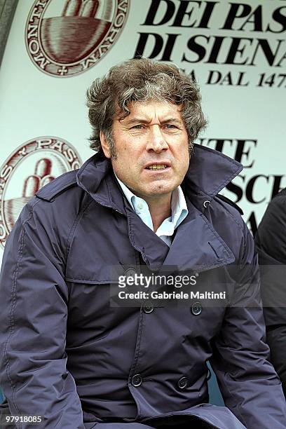 Siena head coach Alberto Malesani looks on during the Serie A match between AC Siena and Bologna FC at Stadio Artemio Franchi on March 21, 2010 in...