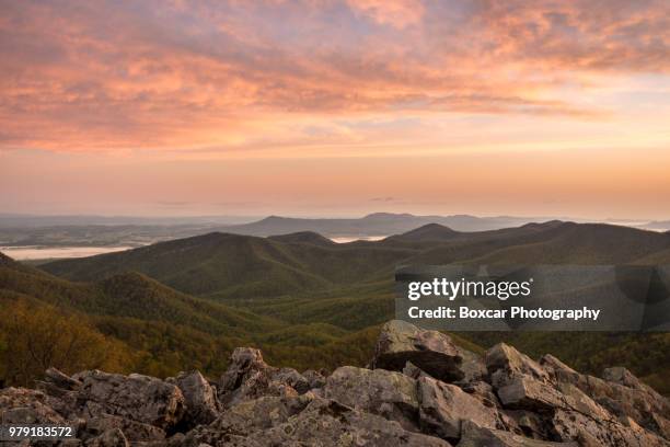 pink sunset over mountain range, virginia, usa - montañas apalaches fotografías e imágenes de stock