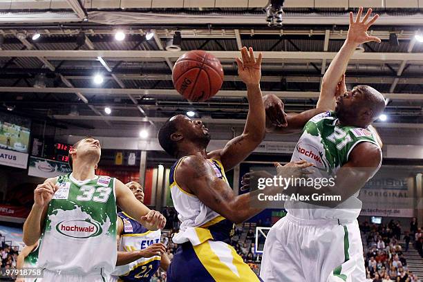 Je'Kel Foster of Oldenburg is challenged by Miladin Pekovic and George Evans of Trier during the Beko BBL basketball match between TBB Trier and EWE...