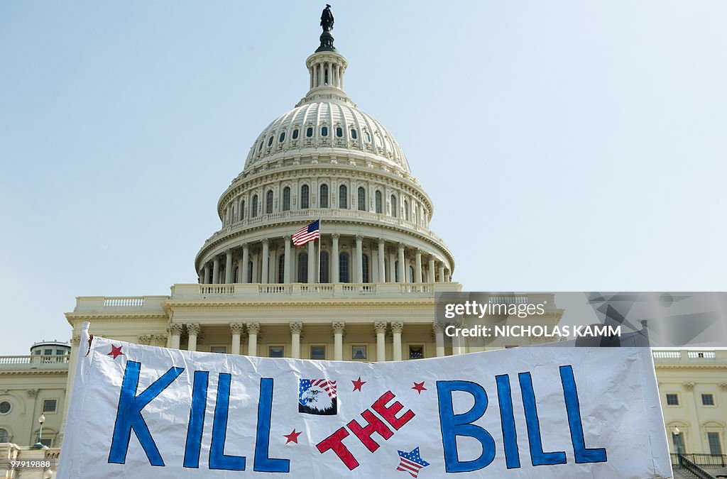 Supporters of the Tea Party movement hol