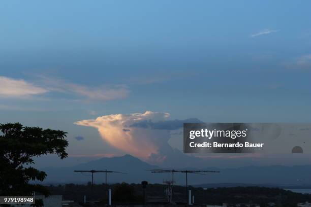 antenas de tv e o temporal ao por do sol - por do sol stock pictures, royalty-free photos & images