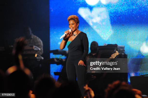 Singer Mary J Blige performs at 5th Annual Jazz In The Gardens 2010 on March 20, 2010 in Miami Gardens, Florida.