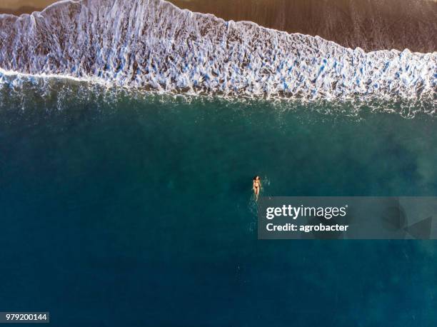 vue aérienne de natation femme - jeune fille asiatique bord de mer photos et images de collection