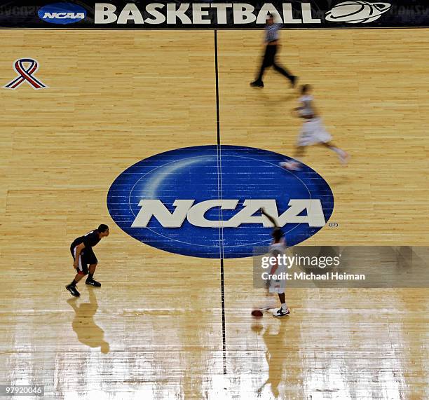 The Syracuse Orange take the ball up the court against the Gonzaga Bulldogs during the second round of the 2010 NCAA men's basketball tournament at...