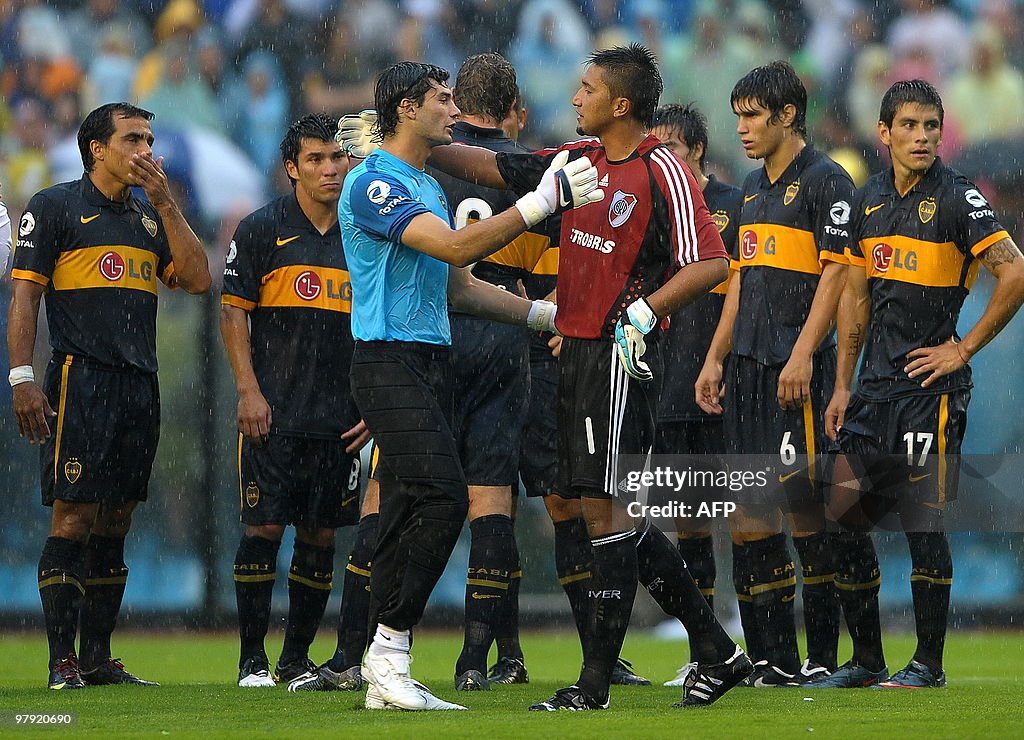 Boca Juniors' goalies Javier Garcia (blu
