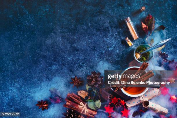 magical tea with stardust. astrology advice concept with copy space. hot drink flat lay with steam, cinnamon and stars. - khabarovsk krai stockfoto's en -beelden