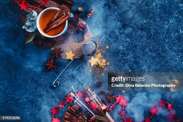 magical tea with stardust. astrology advice concept with copy space. hot drink flat lay with steam, cinnamon and stars. - ハバロフスク地方 ストックフォトと画像