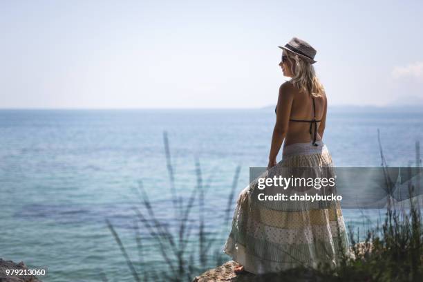bella signora sul punto di vista guardando mare - capelli onde foto e immagini stock