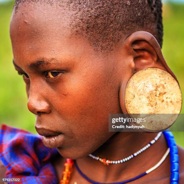 young woman from mursi tribe, ethiopia, africa - tribo africana oriental imagens e fotografias de stock