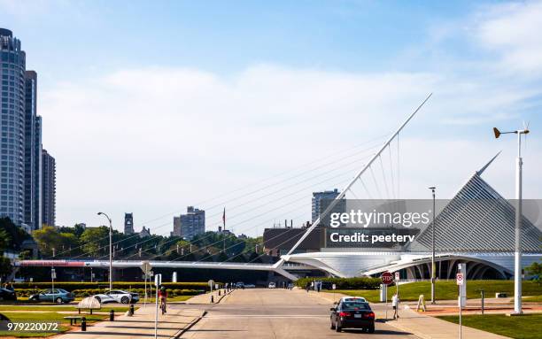 milwaukee downtown and art museum - milwaukee art museum stock pictures, royalty-free photos & images