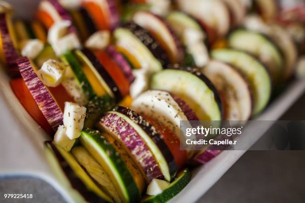 cuisiner - assaisonnement à l'herbe de provence - cuisiner stock-fotos und bilder