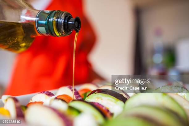 cuisine - huile d'olive sur un plat - olive oil 個照片及圖片檔