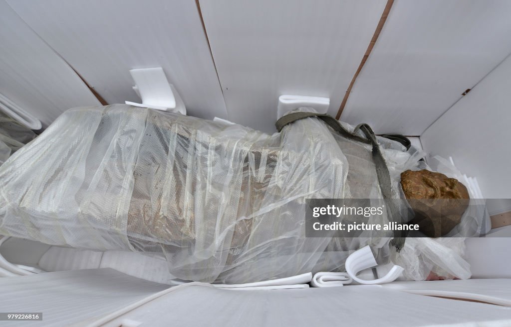 Karl Marx statue arrives in Trier