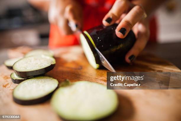 cuisine - découpe d'aubergine - eggplant stockfoto's en -beelden