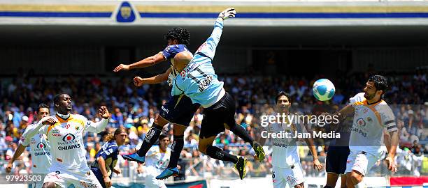 Jaguares' goalkeper Oscar Perez vies for the ball during their match against Pumas as part of the 2010 Bicentenario at Olimpico Universitario Stadium...