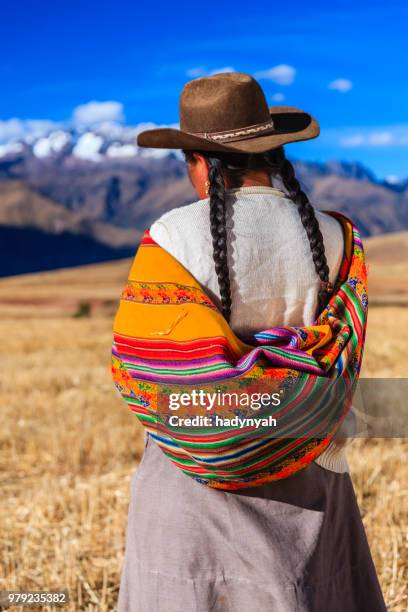 mujer en ropa nacional peruano cruzar field, el sagrado valley - quechuas fotografías e imágenes de stock