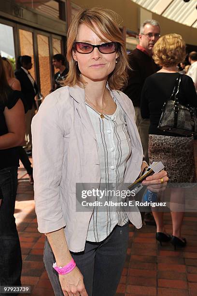 Actress Jodie Foster arrives at the premiere of Dreamworks Animation's "How To Train Your Dragon" on March 21, 2010 at Gibson Amphitheatre in...