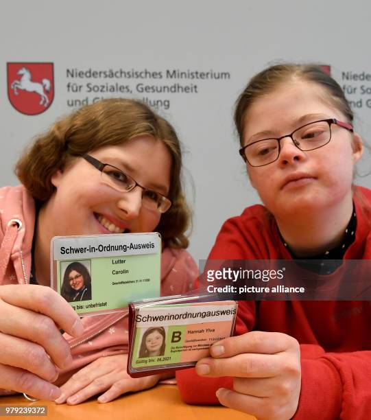 March 2018, Germany, Hanover: The 14-year-old Hannah Kiesbye from Pinneberg in Schleswig-Holstein holds up her self-developed...