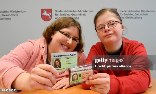 March 2018, Germany, Hanover: The 14-year-old Hannah Kiesbye from Pinneberg in Schleswig-Holstein holds up her self-developed...