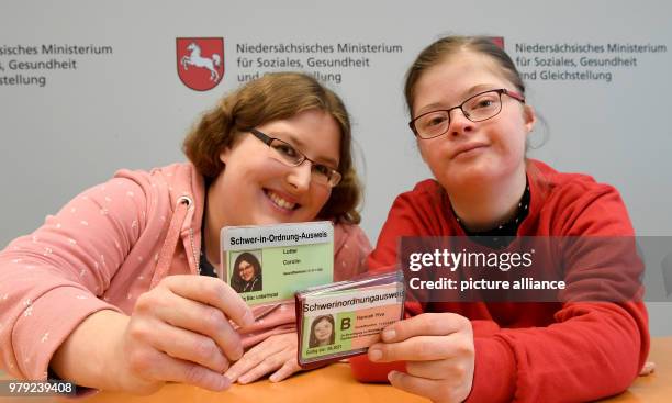 March 2018, Germany, Hanover: The 14-year-old Hannah Kiesbye from Pinneberg in Schleswig-Holstein holds up her self-developed...