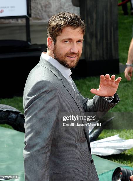 Actor Gerard Butler arrives at the premiere of Dreamworks Animation's "How To Train Your Dragon" on March 21, 2010 at Gibson Amphitheatre in...