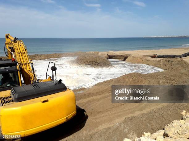 cranes removing sand from the bottom of the sea to fill the beach - el-puerto-de-santa-maría photos et images de collection