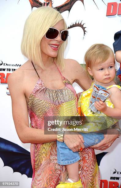 Actress Tori Spelling arrives at the premiere of Dreamworks Animation's "How To Train Your Dragon" on March 21, 2010 at Gibson Amphitheatre in...