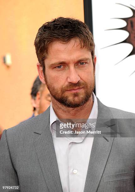 Actor Gerard Butler arrives at the premiere of Dreamworks Animation's "How To Train Your Dragon" on March 21, 2010 at Gibson Amphitheatre in...