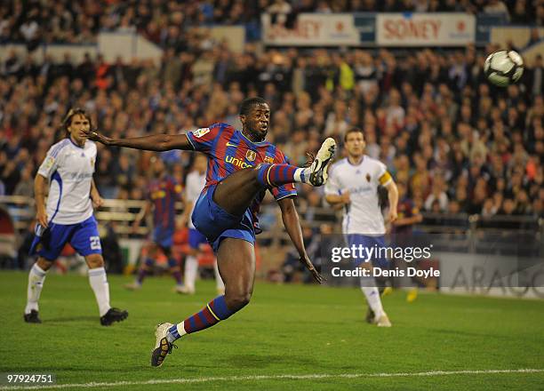 Toure Yaya of Barcelona shoots at goal during the La Liga match between Real Zaragoza and Barcelona at La Romareda stadium on March 21, 2010 in...