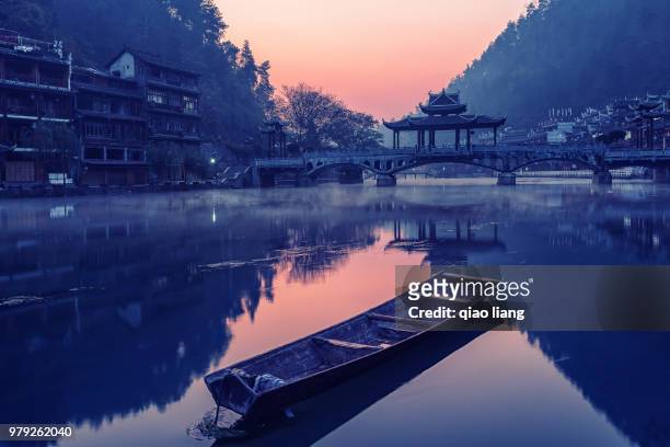 boat on water, fenghuang county, china - qiao stock-fotos und bilder