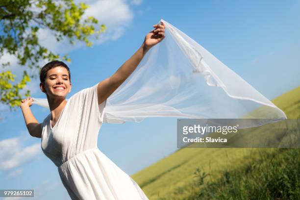 mujer bailando en la naturaleza - shawl fotografías e imágenes de stock