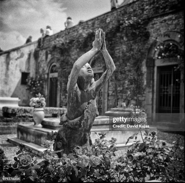 priant dieu / praying for god - dieu stockfoto's en -beelden