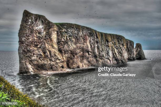 perce rock in gaspesie - perce rock stock pictures, royalty-free photos & images