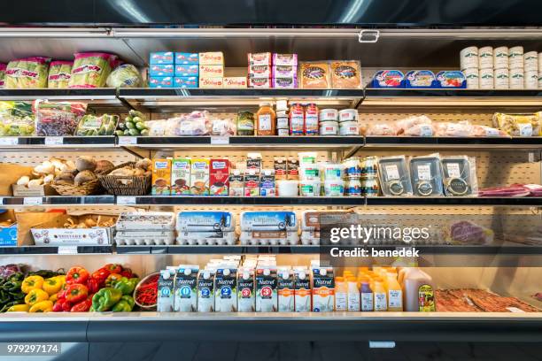 kühlschrank-regale in einem lebensmittelgeschäft feinkost - supermarket refrigeration stock-fotos und bilder