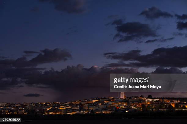 view of the town of samos, in the province of jaén. spain night photography. spectacular sky. royalty picturesque houses and arab tower - jaen province stockfoto's en -beelden