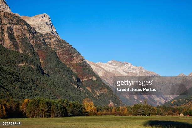clear blue sky over pineta valley, spain - pineta fotografías e imágenes de stock