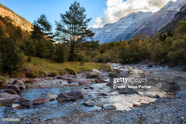 cinca river flowing through pineta valley, aragon, spain - pineta - fotografias e filmes do acervo