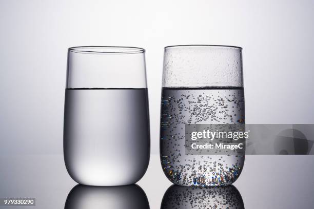 water vs. sparkling water - koolzuurhoudend water stockfoto's en -beelden