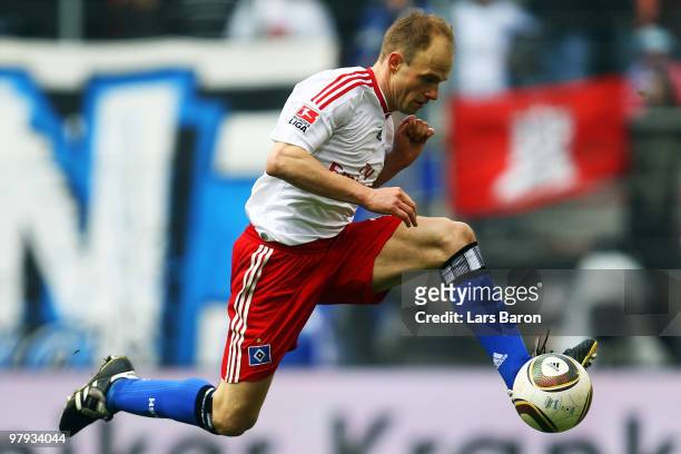 David Jarolim of Hamburg runs with the ball during the Bundesliga match between Hamburger SV and FC Schalke 04 at HSH Nordbank Arena on March 21,...