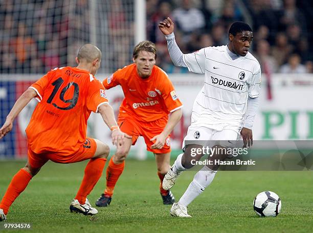 Cedrick Makiadi of Freiburg battles for the ball with Elkin Soto of Mainz during the Bundesliga match between SC Freiburg and FSV Mainz 05 at...