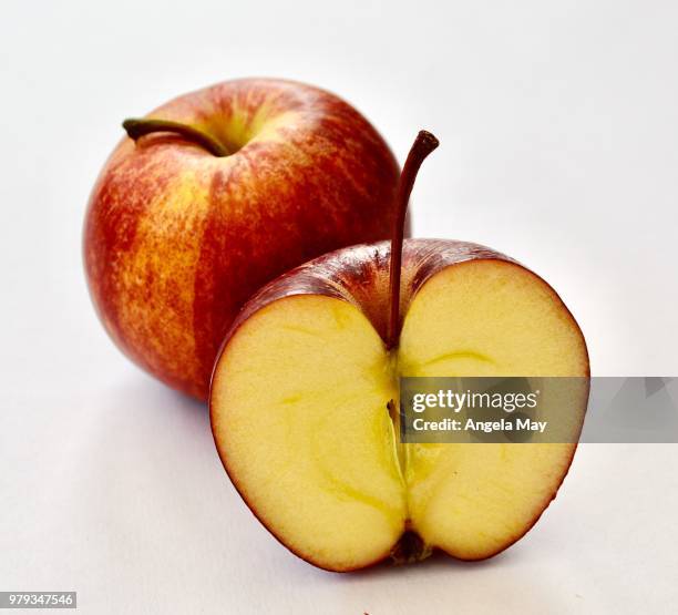 apples against a plain white background - 5 am tag stock-fotos und bilder