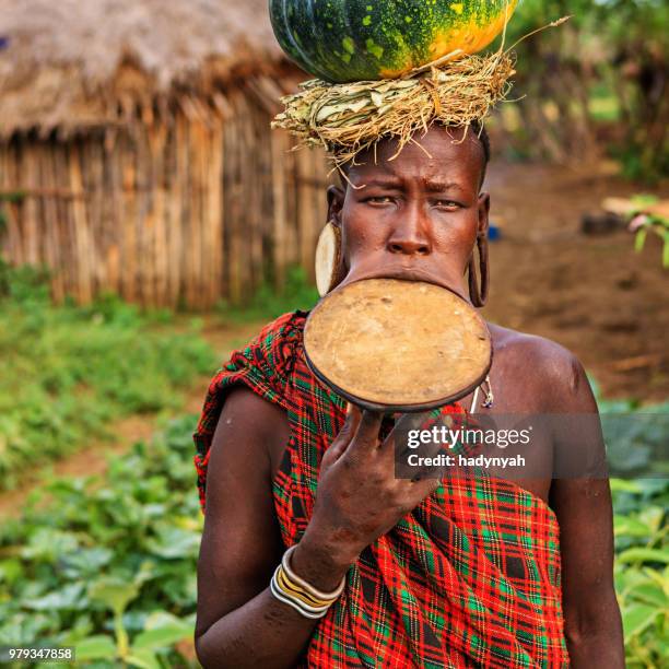 mursi 族、エチオピア、アフリカからの若い女性 - mursi tribe ストックフォトと画像