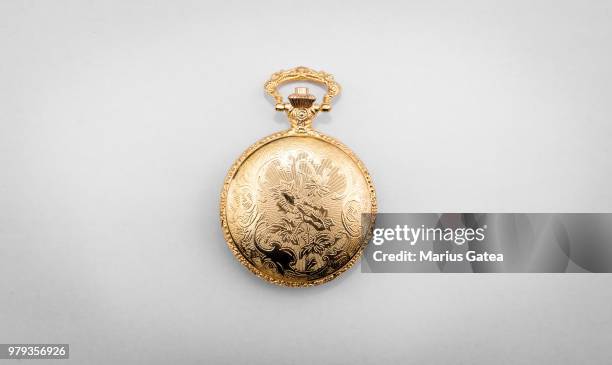 tick, tock - schmuckanhänger stock-fotos und bilder