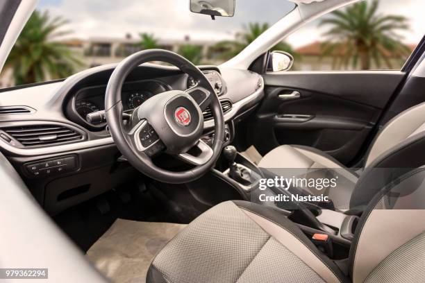 fiat 500 compact hatchback auto-interieur - compact car stockfoto's en -beelden