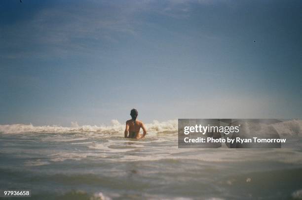 facing the waves - mid atlantische verenigde staten stockfoto's en -beelden