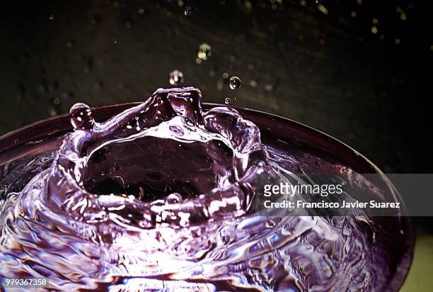 agujero violeta - agujero stockfoto's en -beelden