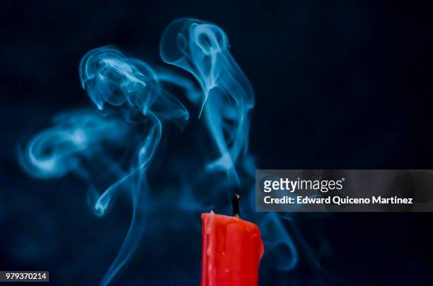 vela y humo - extinguishing stock pictures, royalty-free photos & images