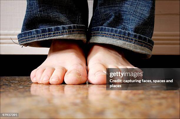 bare feet with jeans on a tile floor - womans bare feet fotografías e imágenes de stock